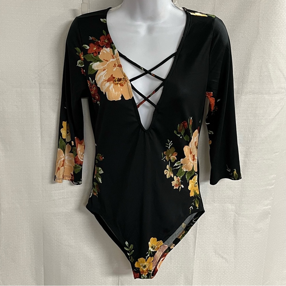 New mode ladies floral bodysuit size medium
